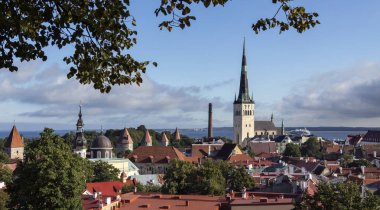 Estonya Tallinn şehir. Old Town Avrupa'nın en iyi korunmuş Ortaçağ şehirlerinden biri olan ve UNESCO Dünya Miras Listesi. Tallinn, Estonya ve Finlandiya Körfezi önemli noktasındaki başkentidir.