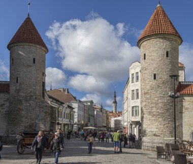 Estonya Tallinn şehir Old Town bölgesine Viru kapısı girişi.
