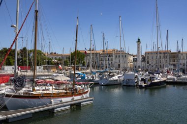 Vieux Port ve La Rochelle Fransa Poitou-Charentes bölgesinde kıyısında deniz feneri.