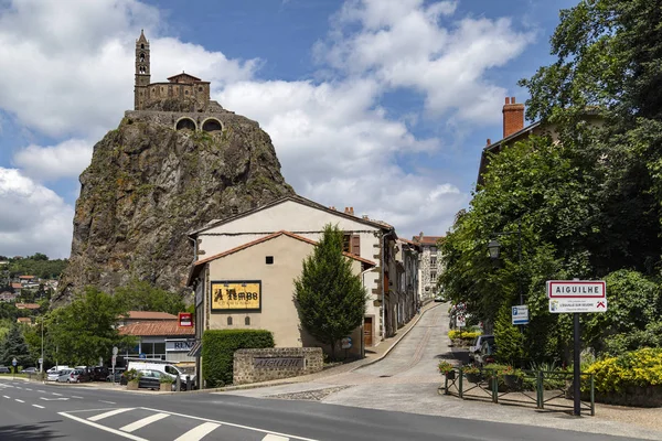 位于法国奥弗涅 阿尔卑斯地区的勒皮昂沃莱 Daiguilhe 的圣米歇尔教堂 内置969个火山塞 85M 279 教堂被雕刻成岩石的268步到达 — 图库照片