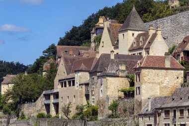 Binalar içinde Köyü, Beynac-et-Cazenac Fransa ve Dordogne bölgedeki Dordogne Nehri üzerinde.