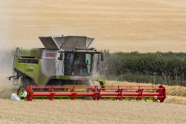 联合收割机小麦在英国北部约克郡的字段中工作 — 图库照片