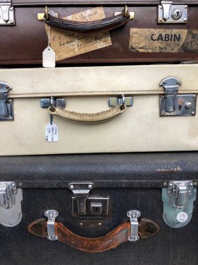 Londra bir pazarda satışa eski vintage çanta.