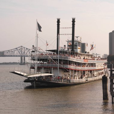 Bir yandan çarklı gemi New Orleans Amerika Birleşik Devletleri'da Louisiana Mississippi nehir üzerinde turist.