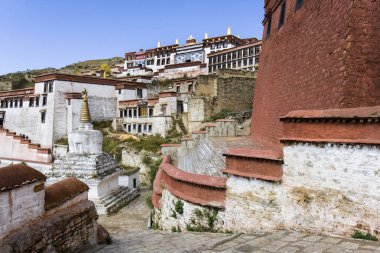 Tibet ganden Manastırı. ganden en önemli gelugpa biri Budist manastırları ve yüksek Himalayalar 4500 m (14, 760 ft yükseklikte).