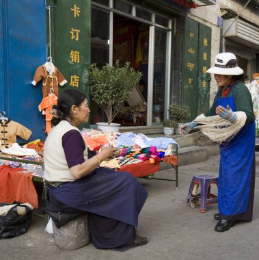 Küçük bir dükkan Lhasa Tibet özerk Çin bölgesi dışında iki yerel Tibet kadın.  