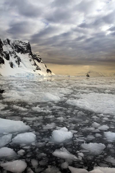 Lemaire Channel Alla Luce Del Sole Mezzanotte Penisola Antartica Antartide — Foto Stock