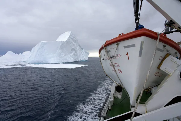 ドレーク海峡の氷山 Hoces Hoces 南アメリカのホーン岬と南極大陸の間の水の体 — ストック写真