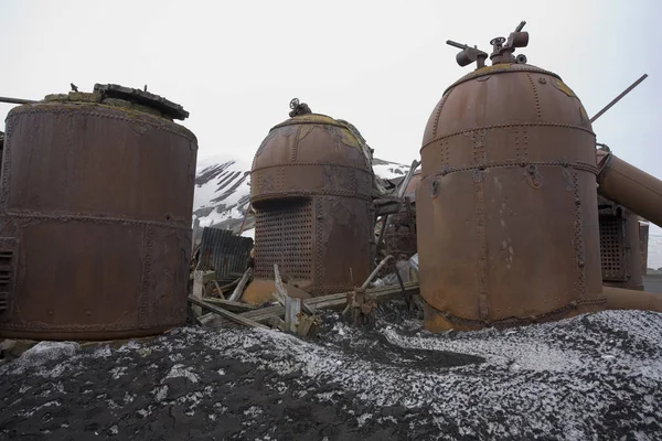 Roesten Van Overblijfselen Van Ketels Een Oude Verlaten Walvisvangst Station — Stockfoto