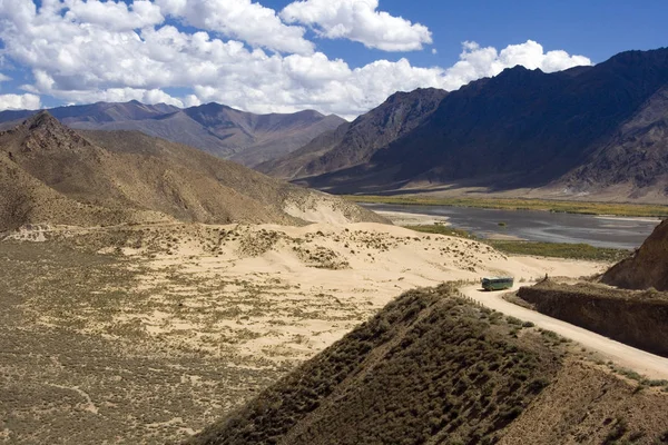 中国のチベットの自治地域の Tsetang 町近くチベット高原における高道路上のバス — ストック写真