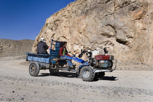 チベット ファーム Tsetang 中国のチベットの自治地域のヒマラヤ山脈の高い近くの国の道路の車両 — ストック写真