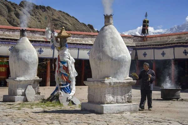 Buddhist Pilgrim Burning Incense Chokpori Hill Buddhist Shrine Lhasa Tibet — Stock Photo, Image