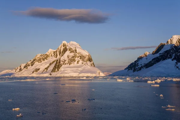 午夜的阳光照亮了南极洲拉梅尔海峡的山脉 — 图库照片