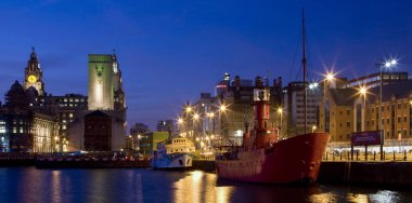 Liver Building Merseyside'deki/daki oteller Liverpool City İngiltere'nin kuzeybatısında doğru Canning Dock üzerinden görüntülemek.