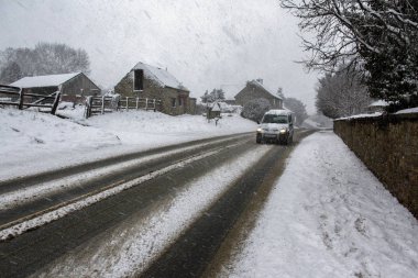 İngiltere'nin kuzeydoğu North Yorkshire kırsalında şiddetli kar yağışı sürüş kış.