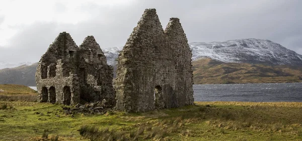 北西スコットランドのネス湖 Assynt のほとりの古いスコットランドのマナーハウスの遺跡 — ストック写真