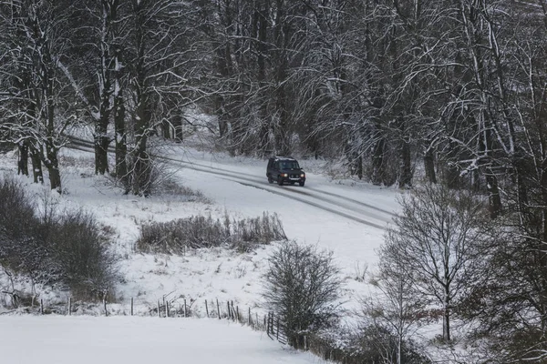 Veículo Numa Faixa Rodagem Coberta Neve North Yorkshire Reino Unido — Fotografia de Stock