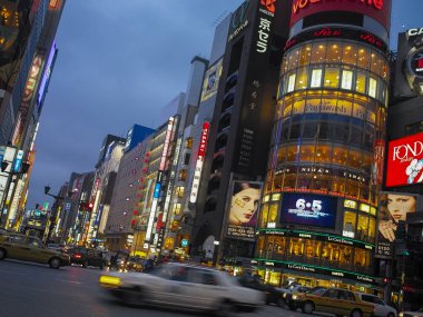 Ginza alışveriş Tokyo bölge Japonya'da dükkan işaretleri reklam aydınlatılmış.
