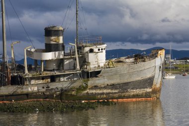 Güney Arjantin 'de Tierra Del Fuego' daki Ushuaia limanındaki bir balıkçı teknesinin enkazı..