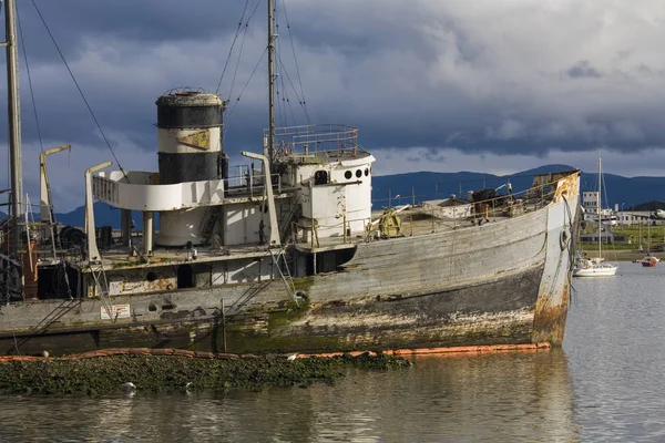 南美洲阿根廷南部Tierra Del Fuego的Ushuaia港口一艘渔船的残骸 — 图库照片