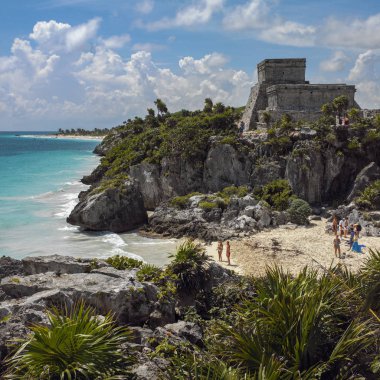Turistler tarafından eski Kolomb öncesi bir plajda kalıntıları Tulum Cancun Yucatan Yarımadası Meksika yakınlarında, bir maya Tapınağı.