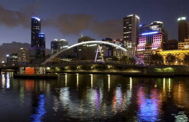 Southbank, Melbourne, Avustralya için Melbourne şehir Yarra Nehri Evan Walker köprü üstünden geçiyor.                               