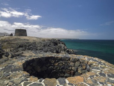 Kanarya Adaları, İspanya Fuerteventura Adası üzerinde terkedilmiş kireç ocağı El Cotillo yakınındaki kıyı görünümü.