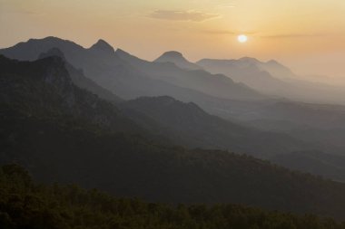 Kyrenia dağ silsilesi - Kuzey Kıbrıs Türk Cumhuriyeti nde Günbatımı