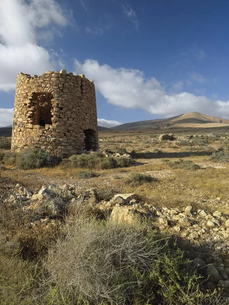 Ruinerna av en gammal väderkvarn - Fuerteventura - Spanien — Stockfoto