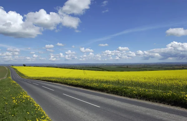 Дорога в сельской местности Йоркшира - Англия — стоковое фото