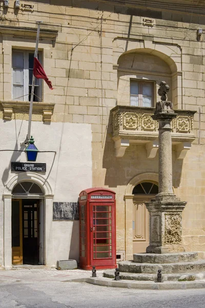 İngiliz tarzı telefon kutusunda Köyü Gharb Gozo Adası. Malta — Stok fotoğraf