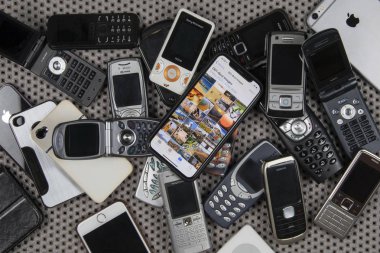 Modern smartphone ve eski cep telefonları