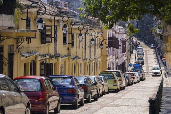 Bilar parkerade utanför gamla koloniala byggnader - Macau — Stockfoto