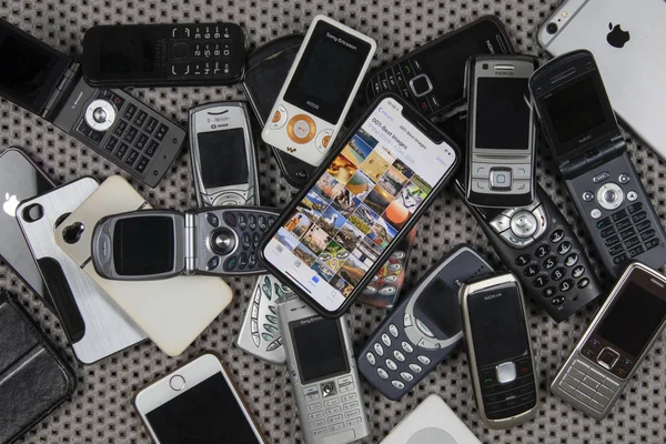 Modern smartphone and obsolete mobile phones — Stock Photo, Image