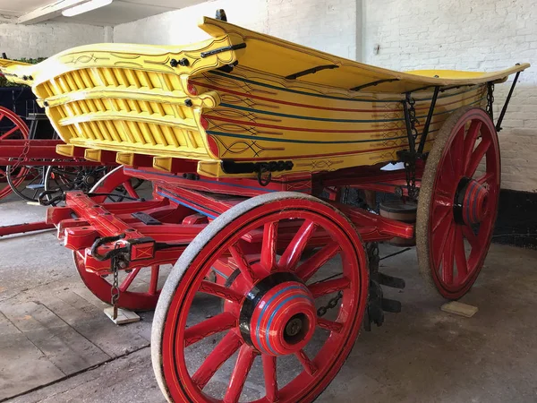 Bunter alter Holzwagen — Stockfoto