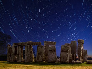 Stonehenge üzerinde Star Trails - İngiltere
