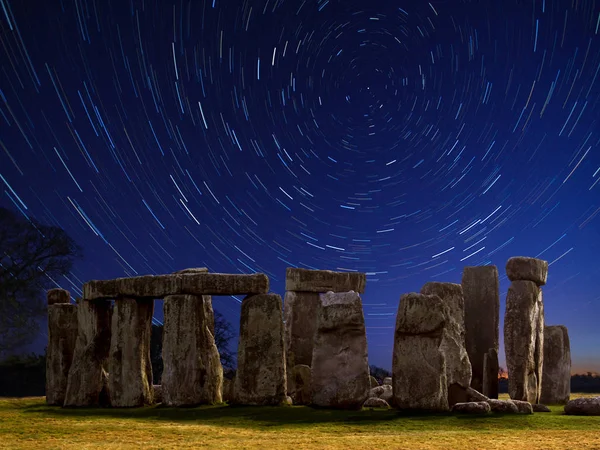 Star Trails sobre Stonehenge - Inglaterra —  Fotos de Stock