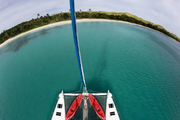 Chica relajándose en un catamarán en el Pacífico Sur — Foto de Stock
