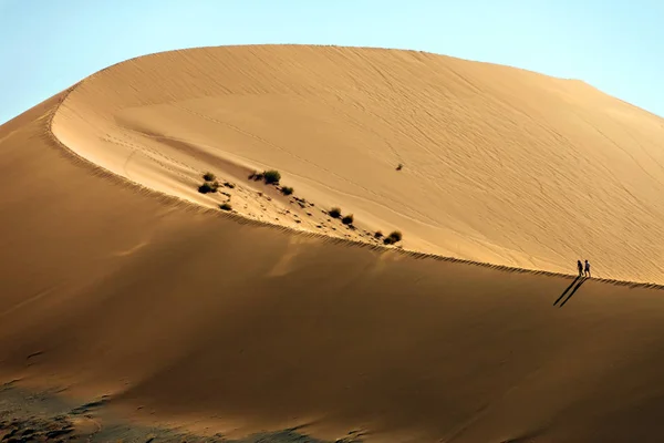 Duna a pé - Deserto do Namibe - Sossuvlei - Namíbia — Fotografia de Stock