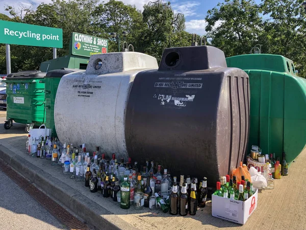 Ponto de reciclagem num parque de estacionamento de supermercados — Fotografia de Stock