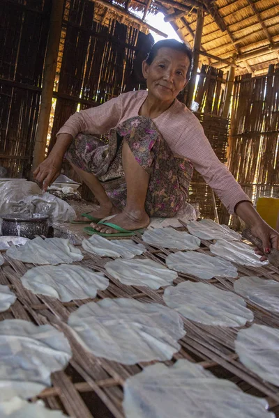 Burmese woman cooking - Myanmar (Burma) — Stock Photo, Image