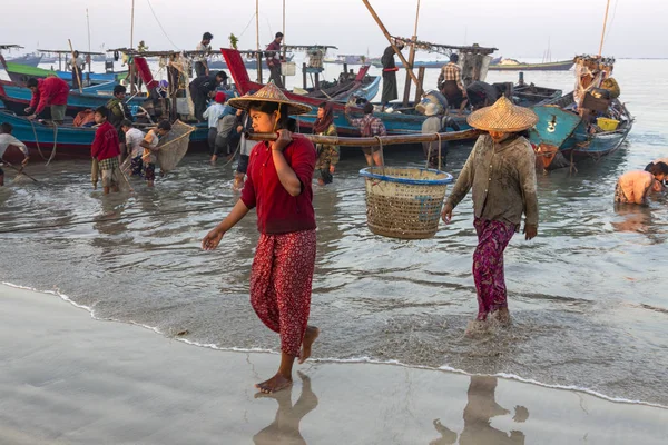 Przynosząc noce złapać na ląd-Ngapali Beach-Myanmar (Birma) — Zdjęcie stockowe