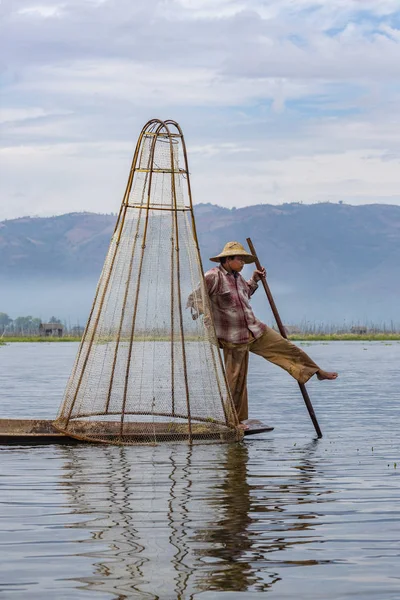 Inle Gölü'nde bacak kürek balıkçı, Shan State, Myanmar