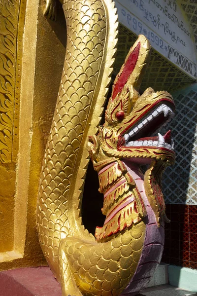 Serpent godheid-MT Popa boeddhistische tempel-Myanmar — Stockfoto