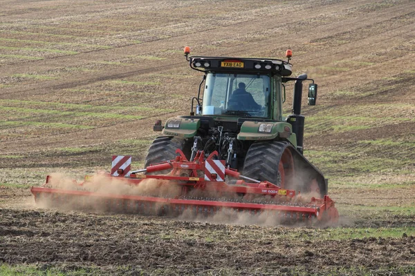 Tracteur tirant un rouleau déchiré Yorkshire Angleterre — Photo