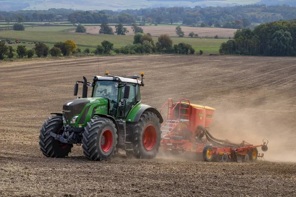 Traktor a semenný vrták-Yorkshire-Anglie — Stock fotografie