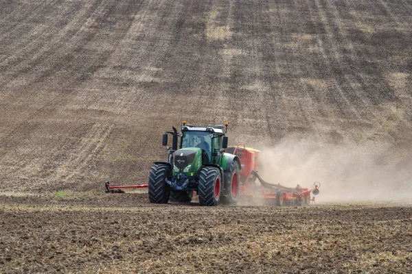 Tractor and Seed Drill - Yorkshire - England — Stock Photo, Image