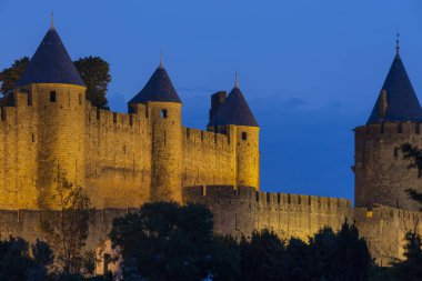 Ortaçağ kalesi ve surlarla çevrili Carcassonne - Fransa