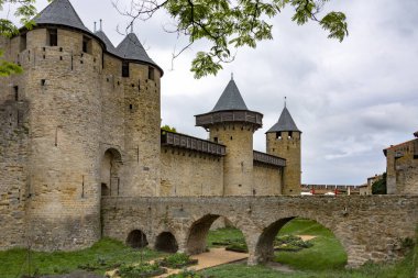 Ortaçağ kalesi ve surlarla çevrili Carcassonne - Fransa