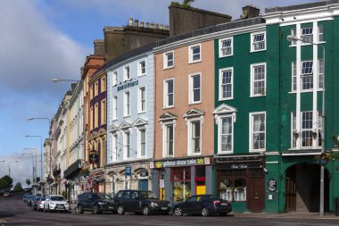 Cobh kasabası ve limanı - İrlanda Cumhuriyeti.